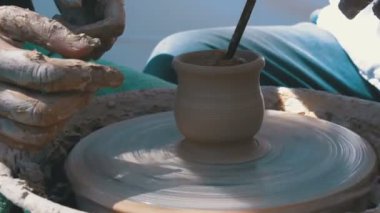 Potters eller iş üstünde a Potters tekerlek kil ile