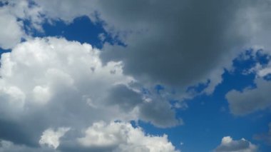 Bulutlar mavi gökyüzünde hareket ediyor. Timelapse. Zaman atlamalı güzel beyaz kabarık bulutlar mavi gökyüzü üzerinde uçmak.