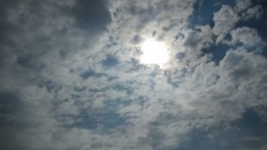 Bulutlar Sun Bright Shining ile mavi gökyüzünde hareket ediyor. Zaman atlamalı