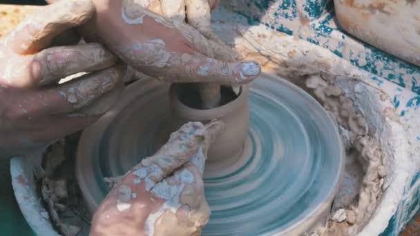 Les mains de potiers travaillent avec de l'argile sur une roue de potiers — Video