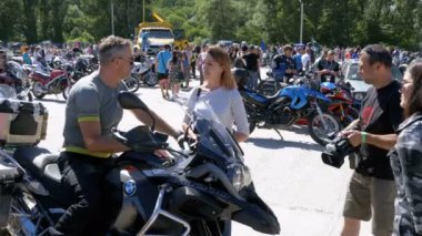 Tarasova dağ Moto Festivali gazeteciler bir kamera ve mikrofon ile röportaj