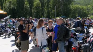 Tarasova dağ Moto Festivali gazeteciler bir kamera ve mikrofon ile röportaj