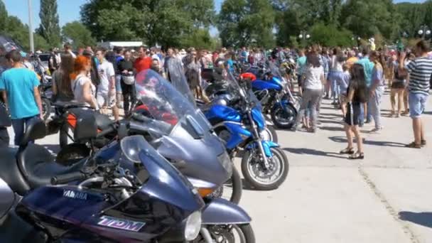 Ride motocykly na Festival. Mnoho motocyklů jezdit na kole festivalu. — Stock video