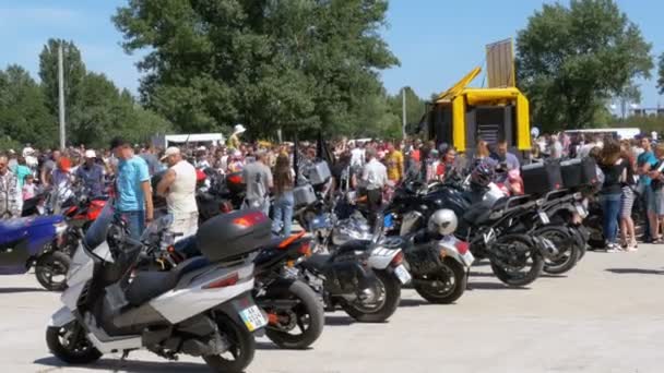 Motos Passeio no Festival. Muitas motos andam no festival da bicicleta . — Vídeo de Stock
