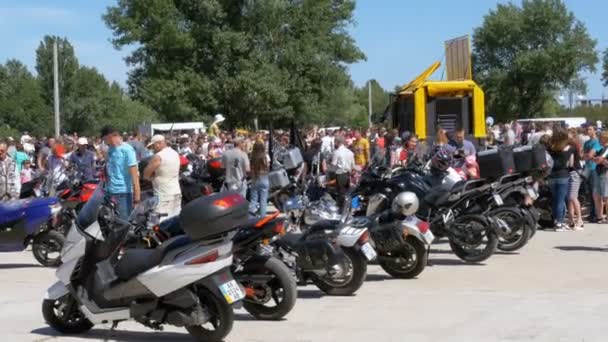 Motorcykel rida på Festival. Många motorcyklar rida på cykel festivalen. — Stockvideo