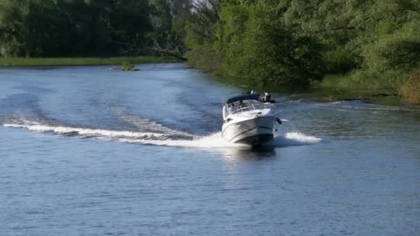 Mensen op een snelle motorboot varen langs de rivier in Slow Motion — Stockvideo