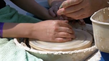 Potters eller iş üstünde a Potters tekerlek kil ile
