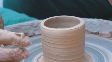 Potters eller kil Potters tekerlek üzerinde çalışmak. Ağır çekim