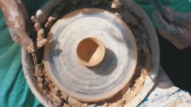 Ana potter ve kil potters direksiyonda vazo