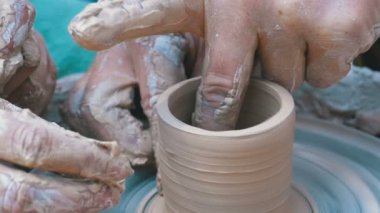 Potters eller kil Potters tekerlek üzerinde çalışmak. Ağır çekim