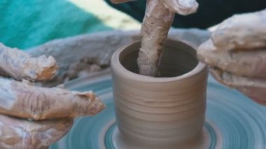 Potters eller kil Potters tekerlek üzerinde çalışmak. Ağır çekim