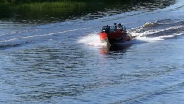 Mensen op een snelle motorboot varen langs de rivier in Slow Motion — Stockvideo