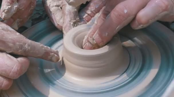 Potters handen werken met Clay op het wiel van de pottenbakkers — Stockvideo