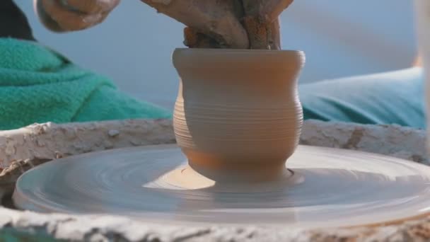 Töpferhände arbeiten mit Ton auf einer Töpferscheibe — Stockvideo