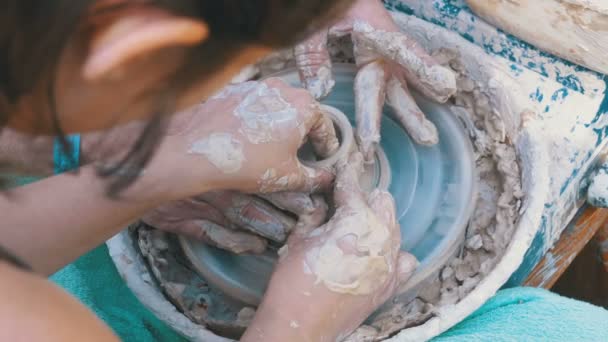 Femmes potiers mains travaillent avec de l'argile sur une roue de potiers — Video