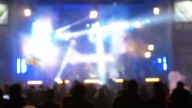 Bulanık konser kalabalığa müzik festivali. Kalabalık insanlar dans Rock konseri