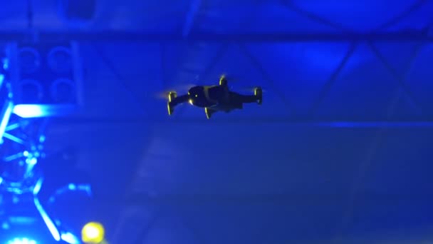 Drohne oder Quadrocopter bei einem Musikfestival fliegen über die Szene und schießen in die Kamera — Stockvideo