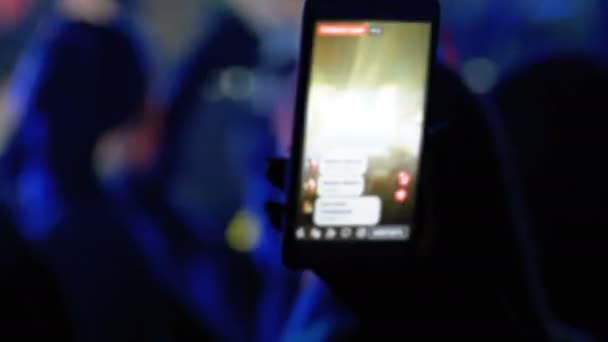 Pessoas Concerto Rock Estão Transmitindo Vivo Rede Social Usando Smartphone — Vídeo de Stock