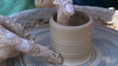 Potters eller kil Potters tekerlek üzerinde çalışmak. Ağır çekim