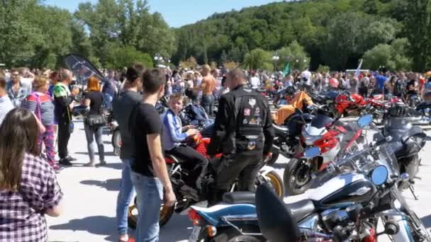 Motorcykel rida på Festival. Många motorcyklar rida på cykel festivalen. — Stockvideo