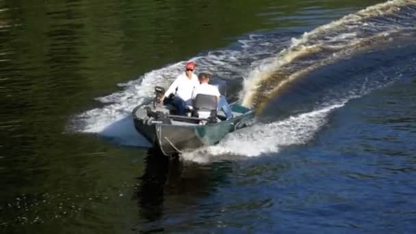 快速机动船上的人们在缓慢的运动中沿着河航行。 — 图库视频影像