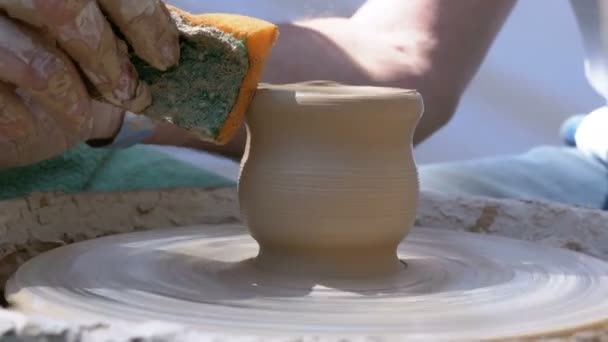 Mãos do mestre oleiro e vaso de barro na roda oleiros — Vídeo de Stock