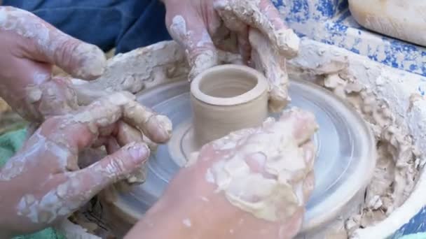Potters eller iş üstünde a Potters tekerlek kil ile — Stok video