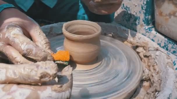 Potters eller iş üstünde a Potters tekerlek kil ile — Stok video