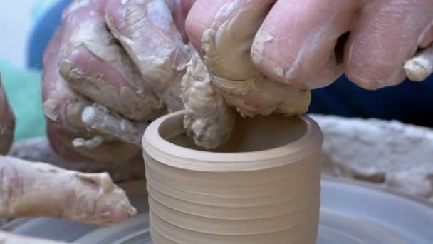 Potters Mãos Trabalhar com vaso de barro em uma roda de oleiros. Movimento lento — Vídeo de Stock