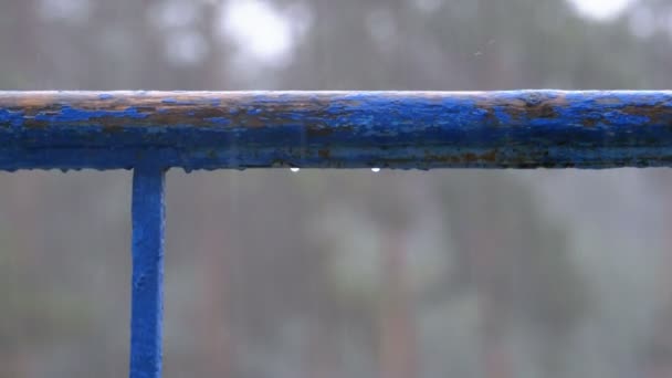 Gocce d'acqua che gocciolano con finestre, balconi o ringhiere sullo sfondo della strada dove c'è pioggia — Video Stock