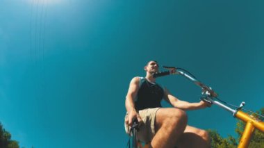 Genç Muy Vintage bisiklet sürmek ve bir sopa üzerinde kendini bir Video kamerada alır