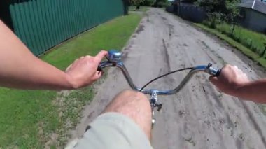 Adam köyde bir kırsal yolda bir bisiklete biniyor. Üstünde belgili tanımlık tekerlek sandıktan görüntülemek