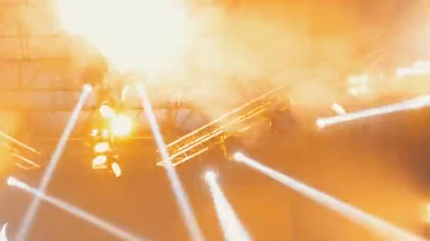 Luci da concerto. Effetti di luce su un palco di concerto di notte — Video Stock