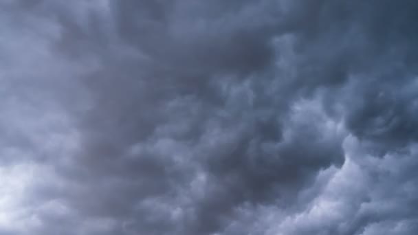 灰色の嵐雲が空を移動します。時間の経過。雷雨のサイクロン。カーリーの雲が低い. — ストック動画