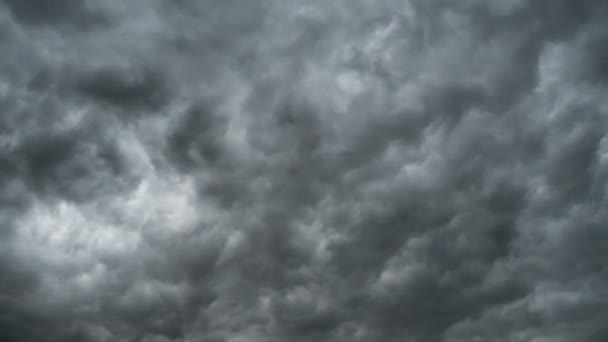 Nuages gris orageux se déplaçant dans le ciel. Temps écoulé. Cyclone orageux. Les nuages bouclés sont bas . — Video