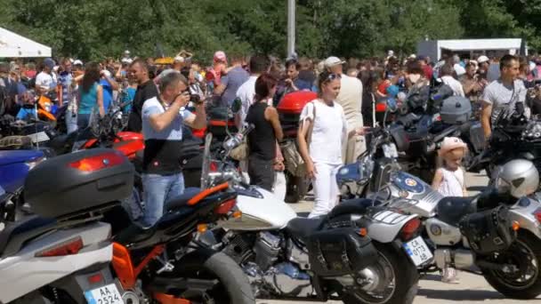 Motorcykel rida på Festival. Många motorcyklar rida på cykel festivalen. — Stockvideo