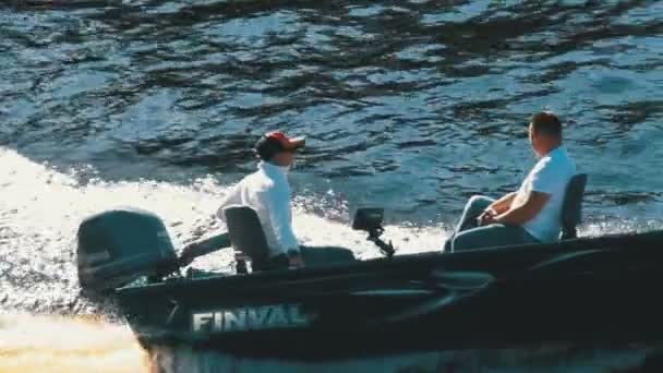 Lidé na rychlého motorového člunu se plaví podél řeky v pomalém pohybu — Stock video
