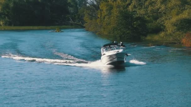 İnsanlar hızlı motorlu bir tekne üzerinde ağır çekimde Nehri boyunca yelken — Stok video