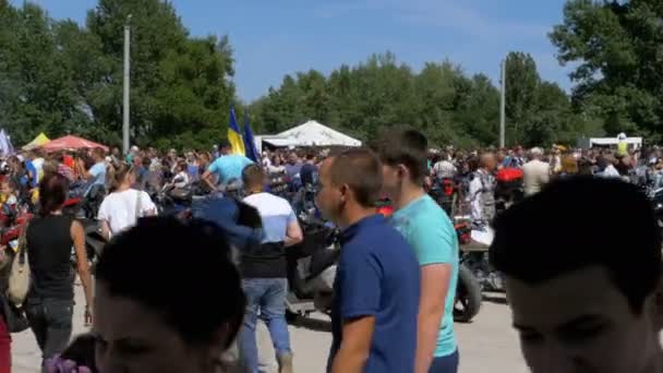 Motos Passeio no Festival. Muitas motos andam no festival da bicicleta . — Vídeo de Stock