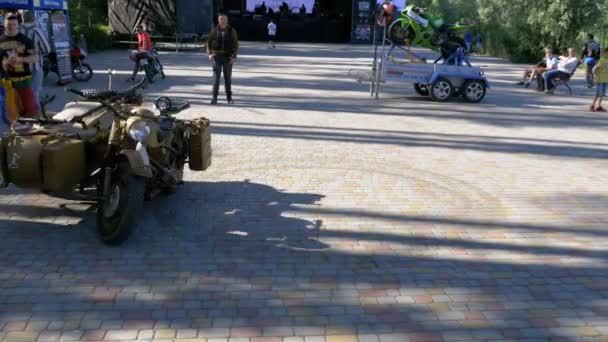 Rare old motorcycle with a sidecar without a rider travels around in a circle by itself — Stock Video