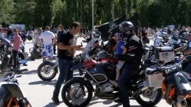 Motosiklet Festivali binmek. Bisiklet Festivali pek çok motosiklet sürüş.