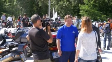 Ukrayna, Kanev, 2 Haziran 2018: Gazeteciler bir kamera ve mikrofon ile Tarasova dağ Moto Festivali röportaj. Bisiklet Festivali pek çok motosiklet sürüş. Ukrayna bisiklet içinde en büyük