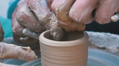 Potters eller kil Potters tekerlek üzerinde çalışmak. Ağır çekim