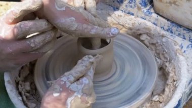 Adam ve kadın Potters eller Potters tekerlek üzerinde kil ile çalışma.