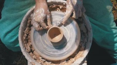 Potters tekerlek kil ile Potters eller iş üzerinde üstten görünüm