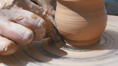 Potters eller kil Potters tekerlek üzerinde çalışmak. Ağır çekim