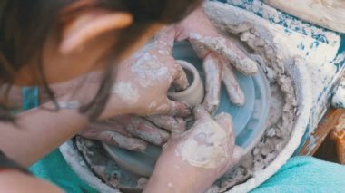 Ana potter ve kil potters direksiyonda vazo