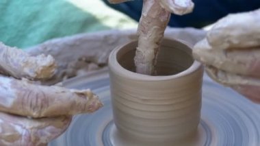 Potters eller kil Potters tekerlek üzerinde çalışmak. 96 fps ağır çekimde. Çömlekçilik, eğitim yılında master class. Yakın çekim. İnce işçilik ve şık nesneleri oluşturma.