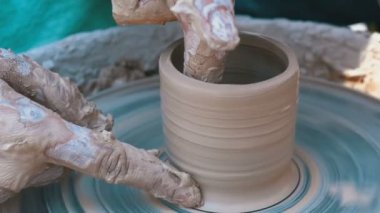 Potters eller kil Potters tekerlek üzerinde çalışmak. Ağır çekim