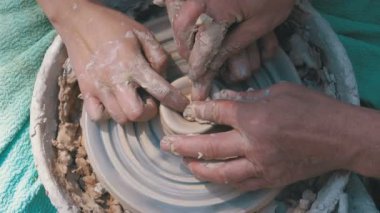 Potters eller iş üstünde a Potters tekerlek kil ile
